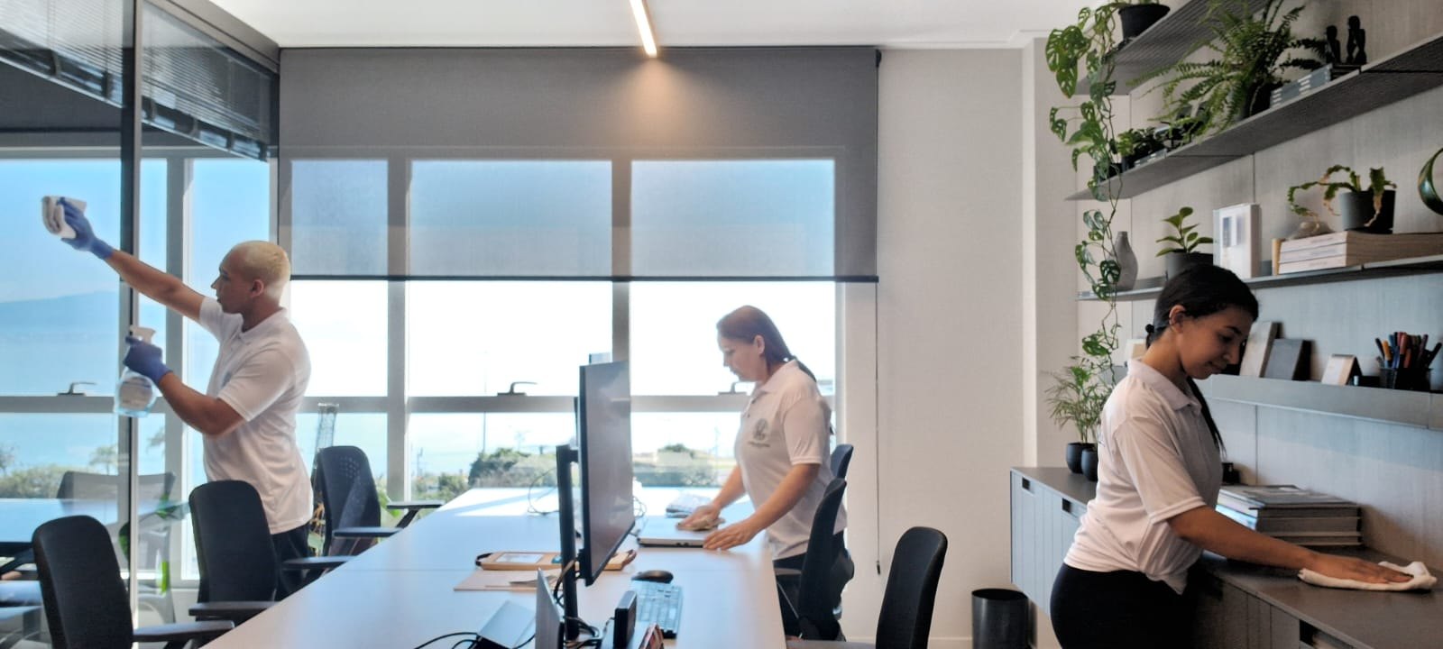Equipe Os Bem Melhores realizando limpeza profissional em escritório