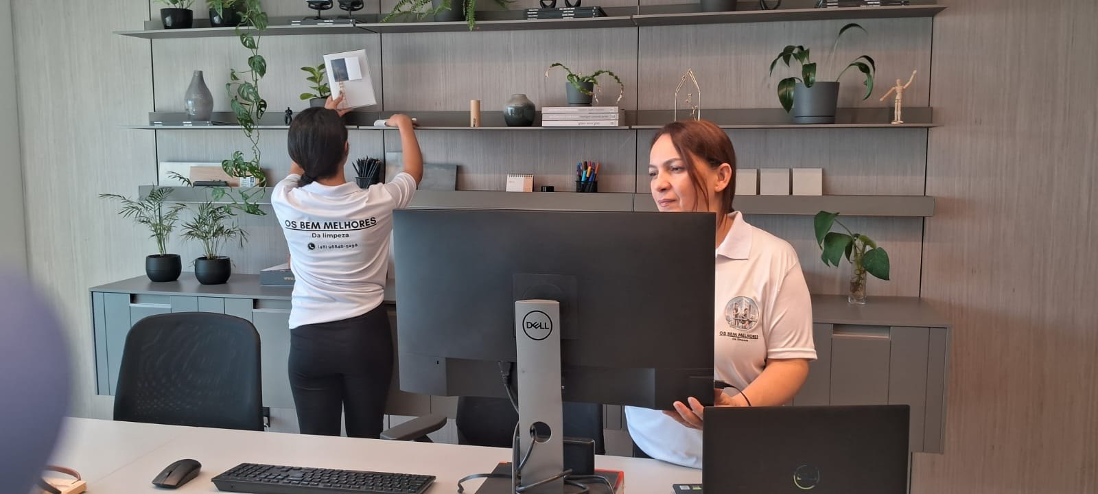 Profissionais na rotina de limpeza de escritório